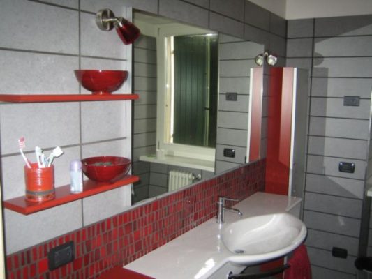 Bagno in mosaico rosso